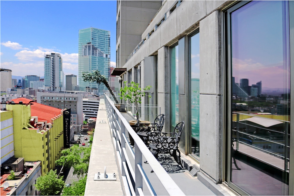 Puerta Alameda Suites.