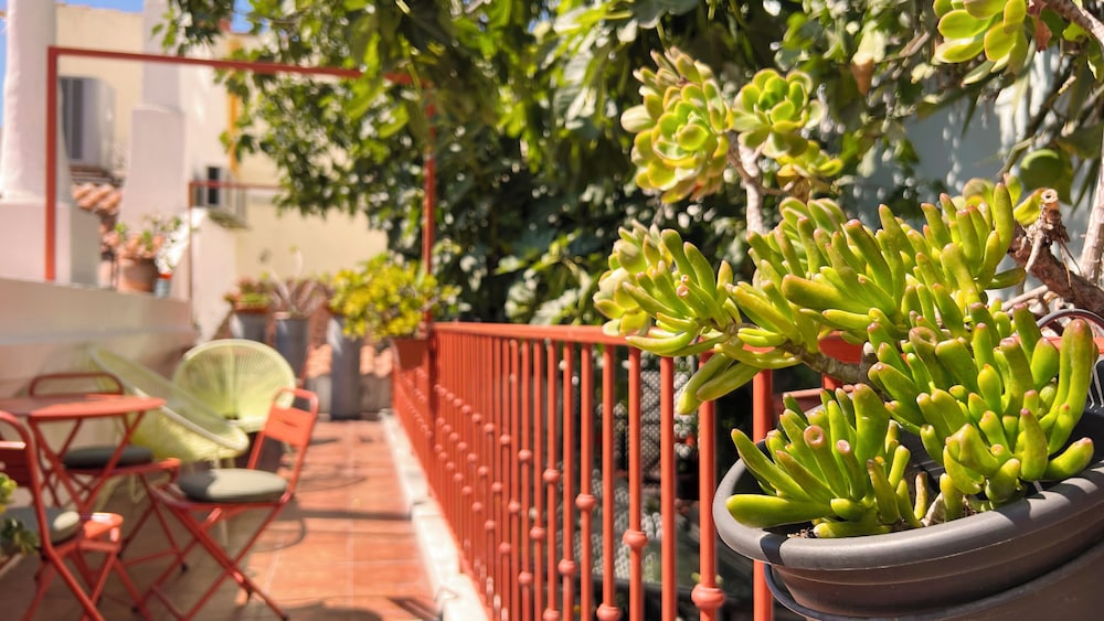 Casa do Bairro by Shiadu.