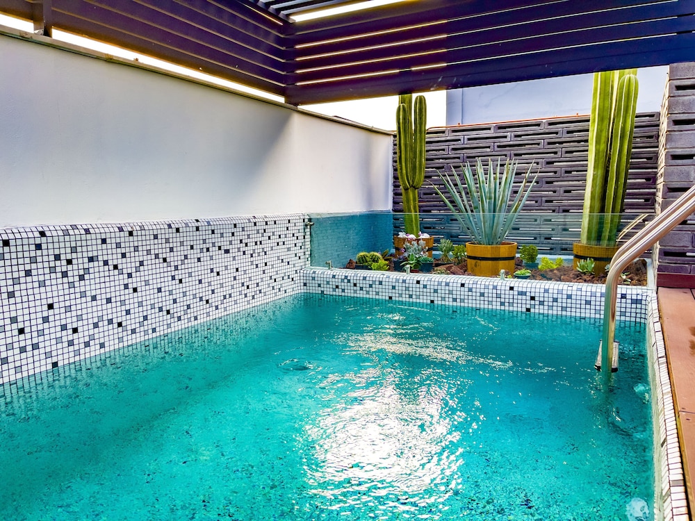 Cadillac Hotel Boutique.