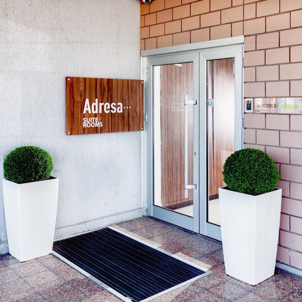Adresa Suites.