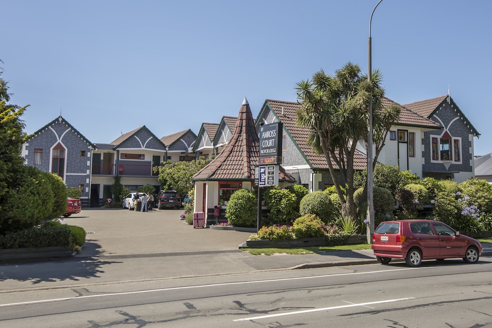 Amross Court Motor Lodge.