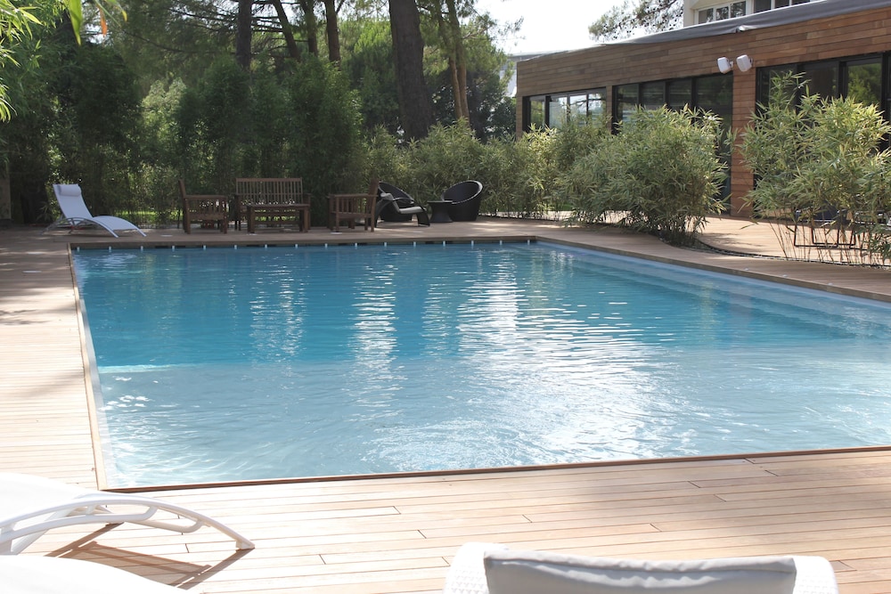 C Suites, Nimes