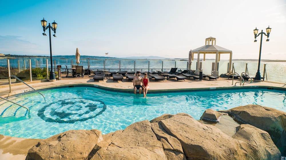 Oak Bay Beach Hotel