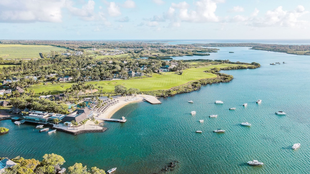 The Bay Club at Anahita