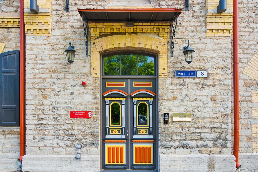 Angleterre Apartments.