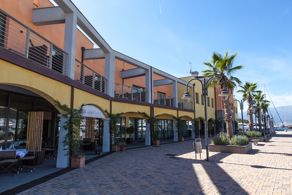 MarinaPlace Resort&Spa.