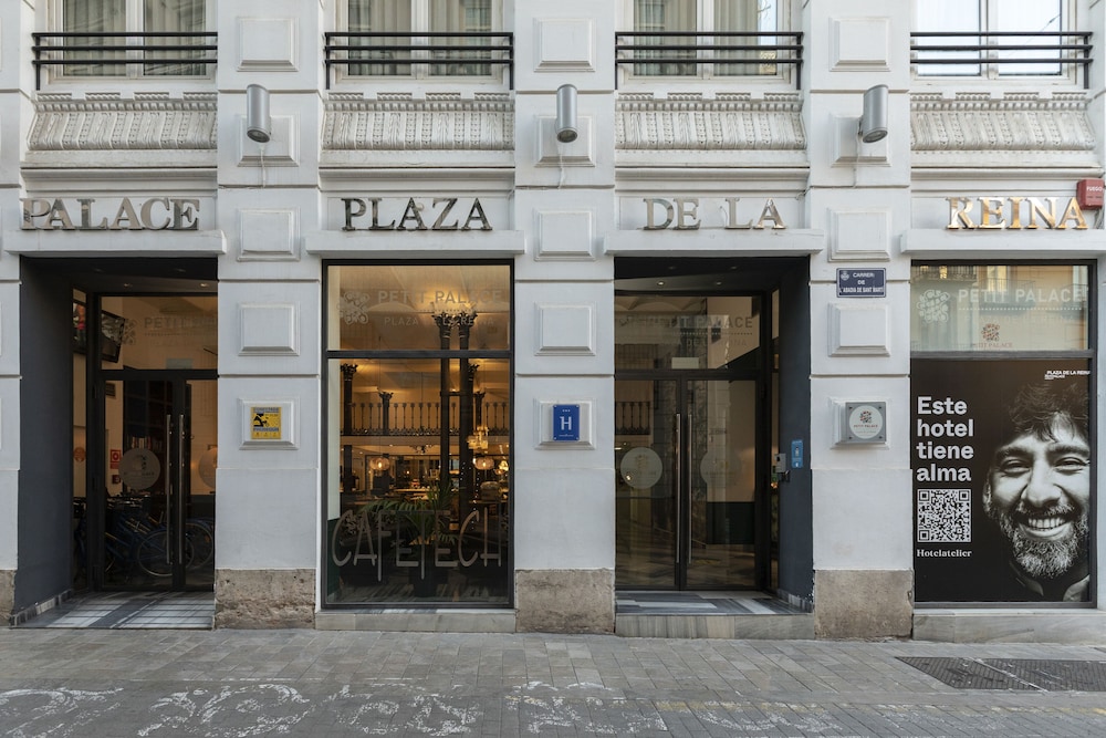 Petit Palace Plaza de la Reina Hotel