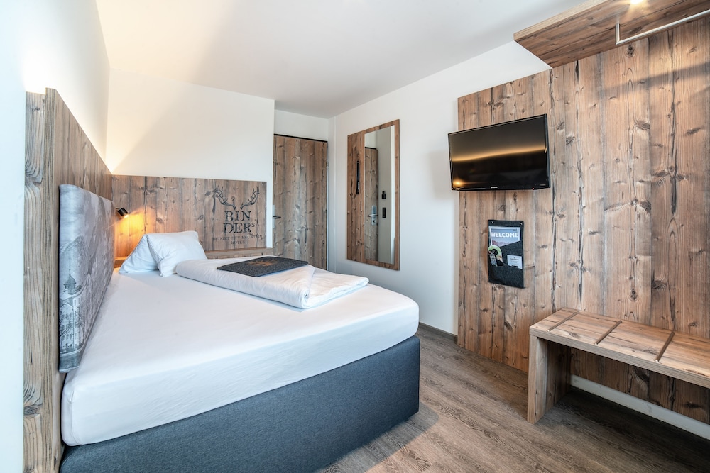 Binders Budget City Mountain Hotel.