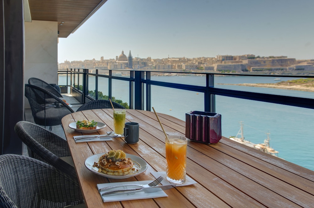 Land's End Boutique Hotel – MT