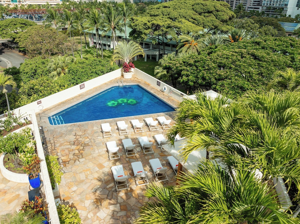Luana Waikiki Hotel&Suites