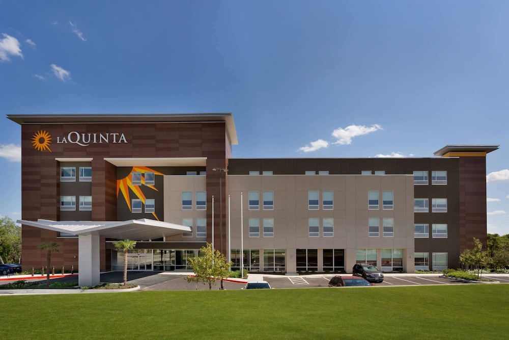 La Quinta Inn &amp; Suites by Wyndham San Antonio Seaworld/LAFB