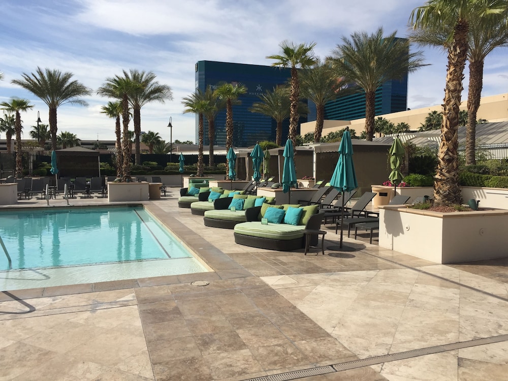 Luxury Suites International At The Signature