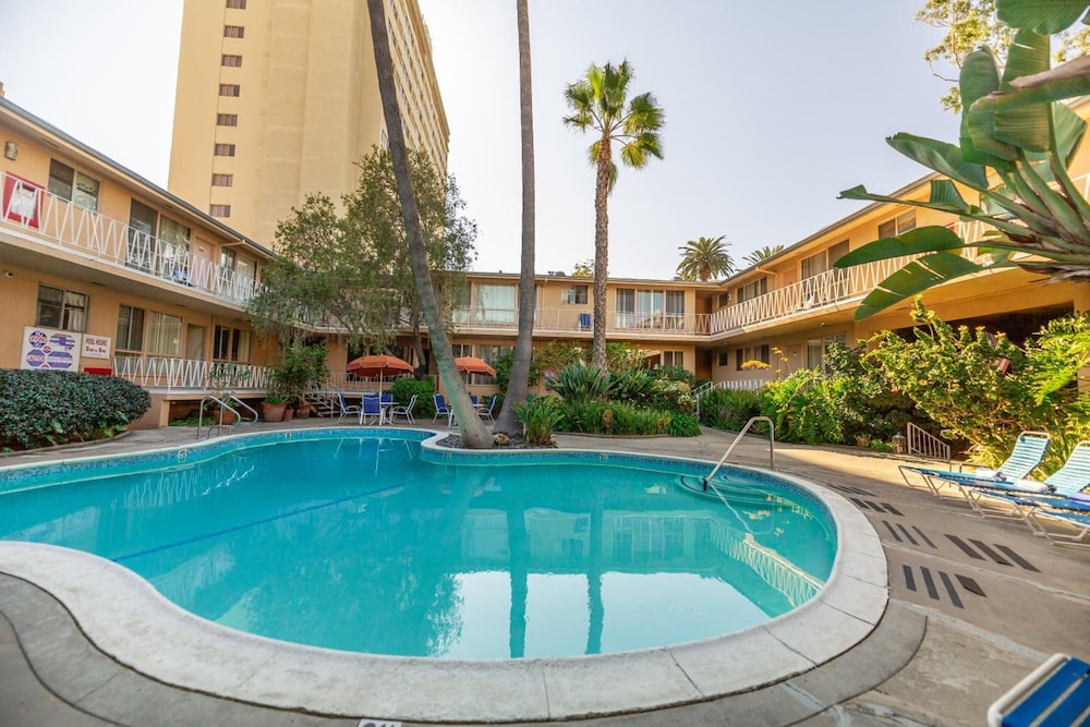 Cal Mar Hotel Suites