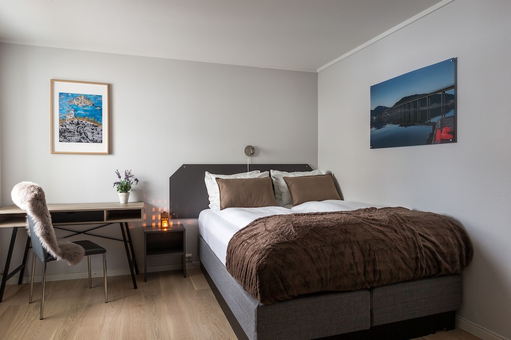 Enter Viking Hotel