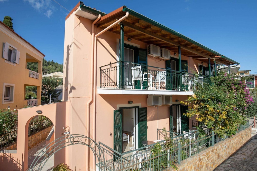 Bella Vista Beach Hotel and Studios