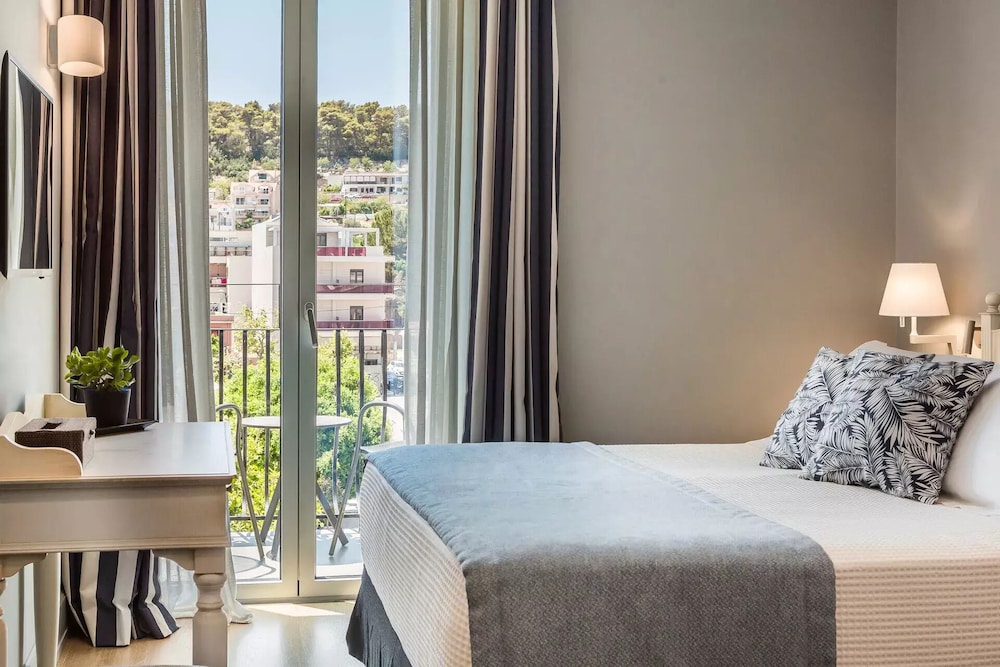 Aenos Hotel