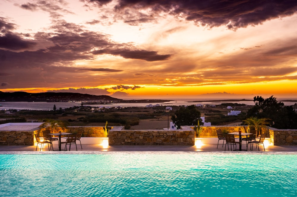 Kouros Blanc Resort &amp; Suites