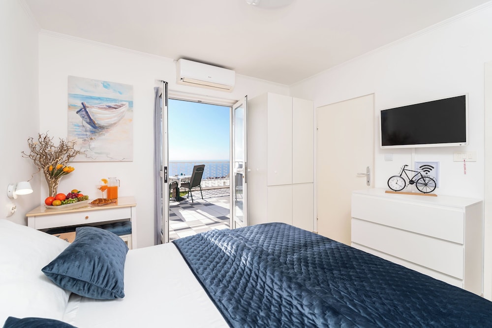 Apartments and Room Lora.