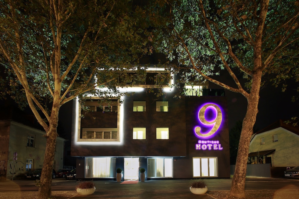 Hotel 9