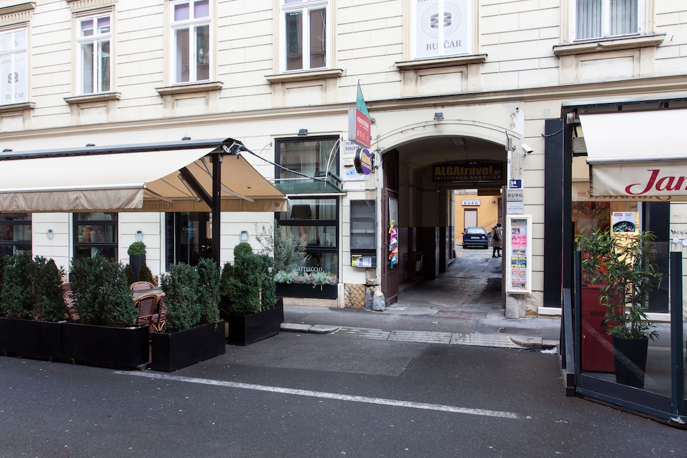 Tesla Boutique Apartments&Rooms