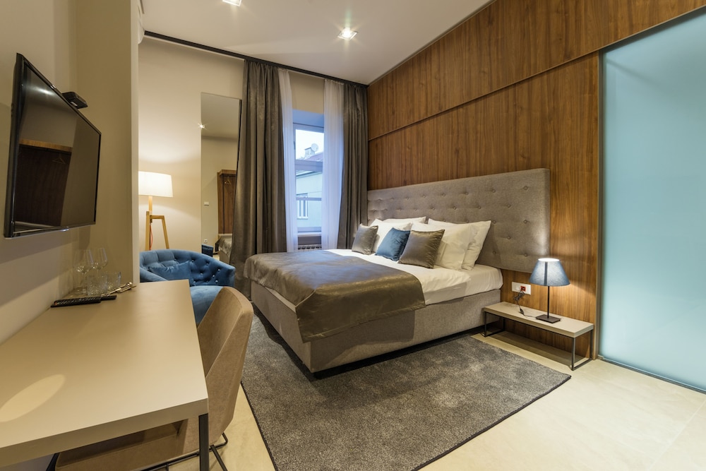 Dezman Luxury Center