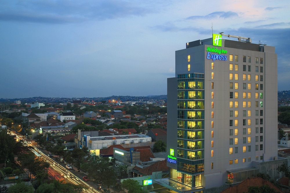 Holiday Inn Express Semarang Simpang Lima by IHG.