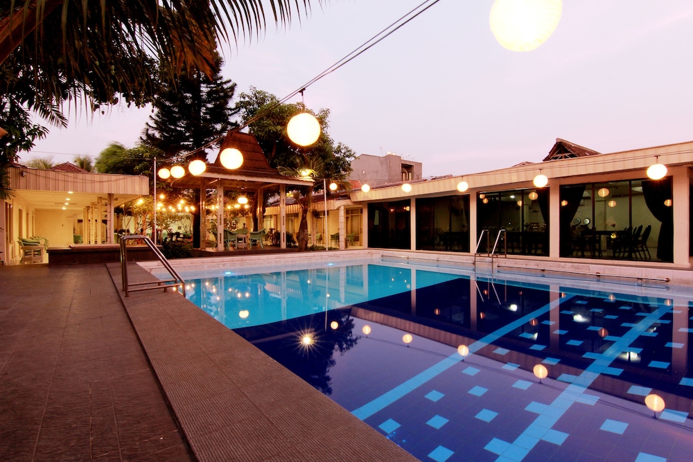 Hotel GRAND ROSELA Yogyakarta.