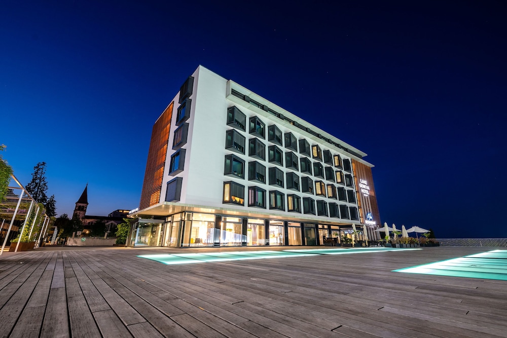 Lake Geneva Hotel