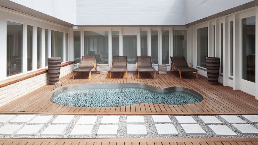 Crowne Plaza Zürich by IHG.